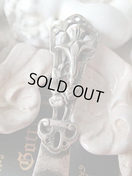 画像3: 【アールデコ調透かし細工百合とノートルダム頭文字】【ペーパーナイフ兼ブックマーク】フランス・アンティーク＆ヴィンテージ聖品 (3)