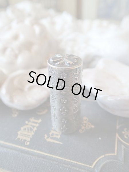 画像2: 【四葉のクローバー蓋フルールドリス文様ミニケース】【ミニロザリオ入り】フランス・アンティーク＆ヴィンテージ聖品 (2)