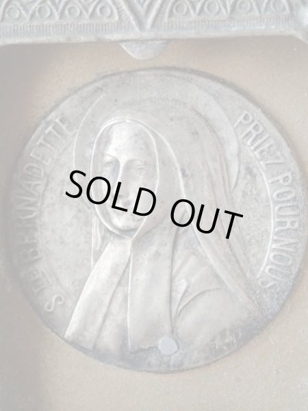 画像9: 【ゴシック聖堂ファサード風観音開き小祭壇スタンド】【ルルドの聖母の聖ベルナデッタ】フランス・アンティーク＆ヴィンテージ聖品 (9)