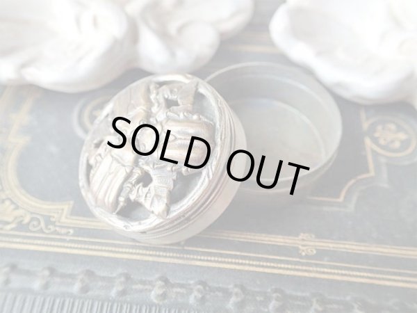 画像2: 【三匹のカナブンと葉っぱ】【ピルケース】フランス・アンティーク＆ヴィンテージ品 (2)