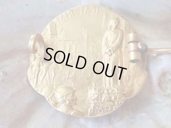 画像4: 【聖ジャンヌダルク】【ゴールドFIXブローチ】【カメオ・メダイ彫刻家L.O. Mattei作】フランス・アンティーク＆ヴィンテージ聖品 (4)