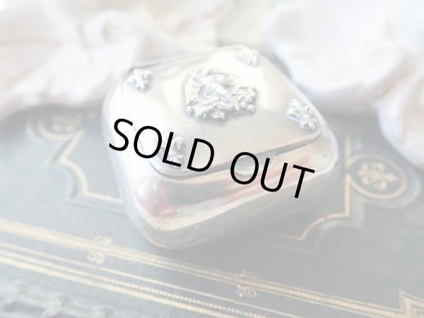 画像2: 【大天使ミカエルとフルールドリスのパウダーケース】フランス・アンティーク＆ヴィンテージ品 (2)