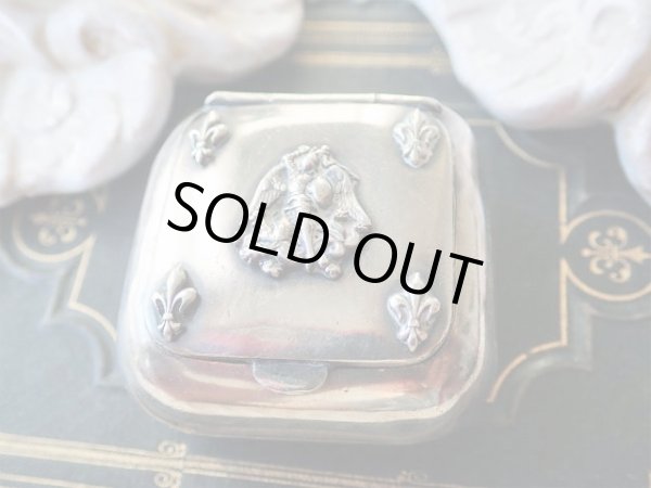 画像3: 【大天使ミカエルとフルールドリスのパウダーケース】フランス・アンティーク＆ヴィンテージ品 (3)