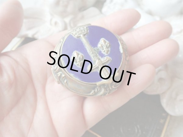 画像10: 【聖ジャンヌダルク紋章】【青エナメルロカイユ装飾】【パウダーケース】フランス ・アンティーク＆ヴィンテージ品 (10)