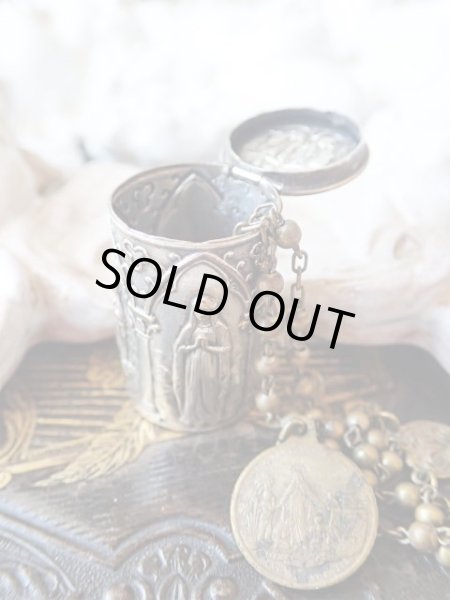 画像2: 【ルルドの聖母総レリーフ円筒型ロザリオケース】【ノートルダム頭文字ND蓋】フランス・アンティーク＆ヴィンテージ聖品 (2)