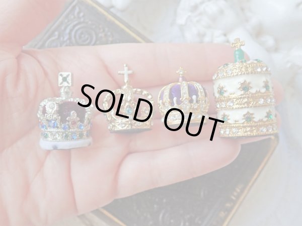 他の王冠との比較（左端）