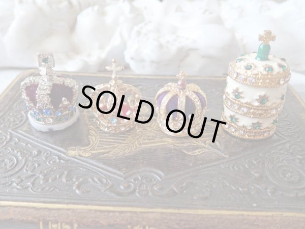 他の王冠との比較（左端）