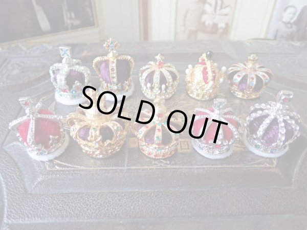 他王冠との比較（前列中央）