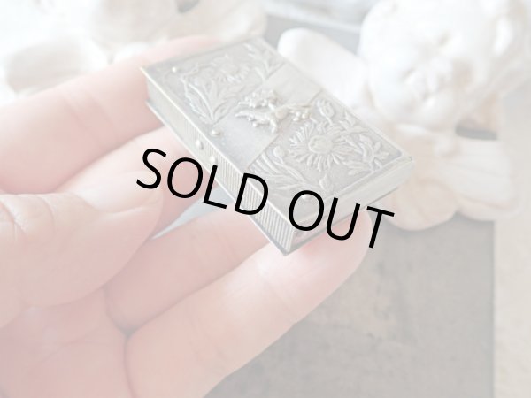 画像12: 【アンヌ・ド・ブルターニュ紋章王冠とエルミーヌ（白オコジョ）】【キク科植物】【ブック型ヴェスタケース】フランス・アンティーク＆ヴィンテージ品 (12)