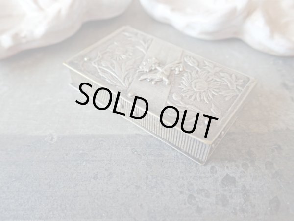 画像6: 【アンヌ・ド・ブルターニュ紋章王冠とエルミーヌ（白オコジョ）】【キク科植物】【ブック型ヴェスタケース】フランス・アンティーク＆ヴィンテージ品 (6)