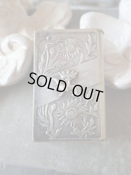 画像2: 【アンヌ・ド・ブルターニュ紋章王冠とエルミーヌ（白オコジョ）】【キク科植物】【ブック型ヴェスタケース】フランス・アンティーク＆ヴィンテージ品 (2)