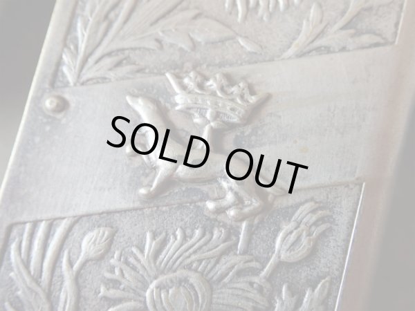 画像10: 【アンヌ・ド・ブルターニュ紋章王冠とエルミーヌ（白オコジョ）】【キク科植物】【ブック型ヴェスタケース】フランス・アンティーク＆ヴィンテージ品 (10)