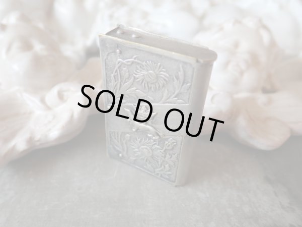 画像4: 【アンヌ・ド・ブルターニュ紋章王冠とエルミーヌ（白オコジョ）】【キク科植物】【ブック型ヴェスタケース】フランス・アンティーク＆ヴィンテージ品 (4)