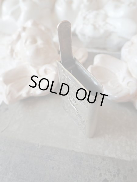 画像8: 【アンヌ・ド・ブルターニュ紋章王冠とエルミーヌ（白オコジョ）】【キク科植物】【ブック型ヴェスタケース】フランス・アンティーク＆ヴィンテージ品 (8)