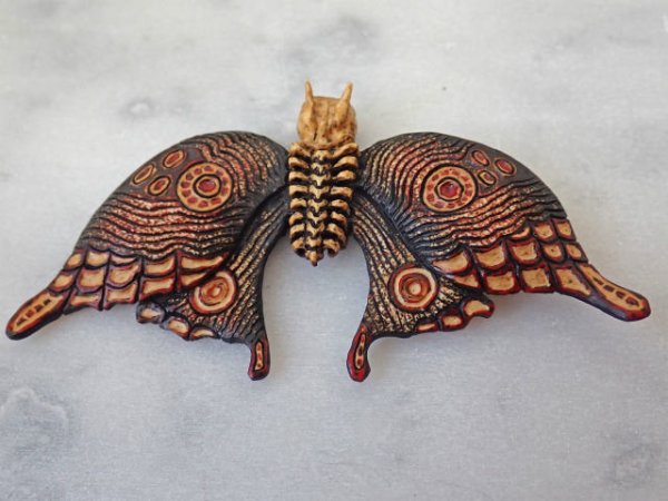 画像5: 【在銘】蛾髑髏彫刻【紅粉青蛾】鹿角製 髑髏作家服部・髑髏根付・提げ物・彫刻・その他髑髏作品 (5)