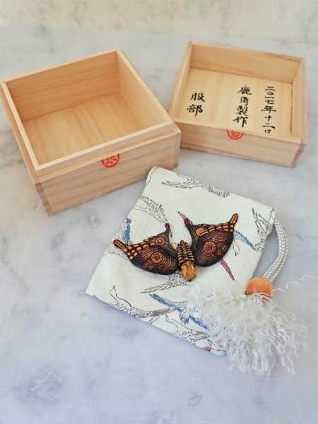 画像2: 【在銘】蛾髑髏彫刻【紅粉青蛾】鹿角製 髑髏作家服部・髑髏根付・提げ物・彫刻・その他髑髏作品 (2)