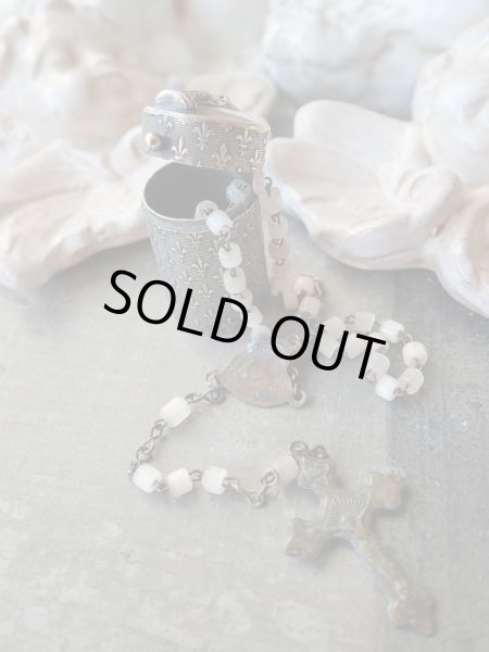 画像2: 【ルルドの聖母】【聖母レリーフ蓋】【フルールドリス文様ケース】【ロザリオとセット】フランス・アンティーク＆ヴィンテージ聖品 (2)