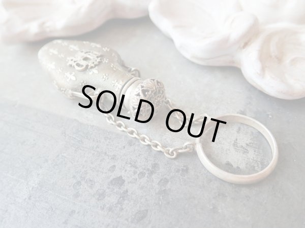 画像4: 【19世紀末】【Notre-Dame de Reims頭文字とフルールドリス文様の香水瓶】フランス・アンティーク＆ヴィンテージ品 (4)