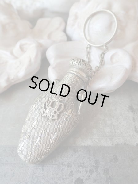 画像2: 【19世紀末】【Notre-Dame de Reims頭文字とフルールドリス文様の香水瓶】フランス・アンティーク＆ヴィンテージ品 (2)