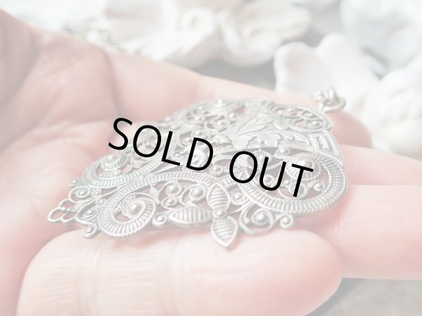 画像9: 【アンヌ・ド・ブルターニュ紋章エルミーヌ】【透かし細工大型ペンダント】フランス・アンティーク&ヴィンテージ品 (9)