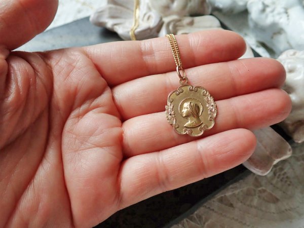 画像14: 【K18イエローゴールドメダイ】【アールヌーヴォー花縁と聖母】【1922年】【1.7g】フランス・アンティーク＆ヴィンテージメダイ (14)