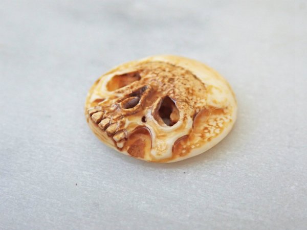 画像4: 【店主コレクション放出品4】【髑髏カメオ/ボタン】牙製 髑髏作家服部・髑髏根付・提げ物・彫刻・その他髑髏作品 (4)