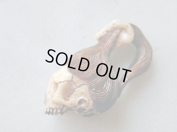 画像5: 【店主コレクション放出品5】髑髏彫刻【女髑髏と幽霊の手】牙製 髑髏作家服部・髑髏根付・提げ物・彫刻・その他髑髏作品 (5)