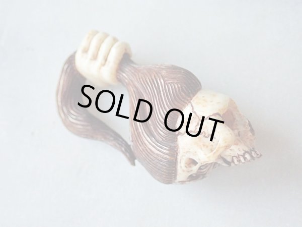 画像4: 【店主コレクション放出品5】髑髏彫刻【女髑髏と幽霊の手】牙製 髑髏作家服部・髑髏根付・提げ物・彫刻・その他髑髏作品 (4)