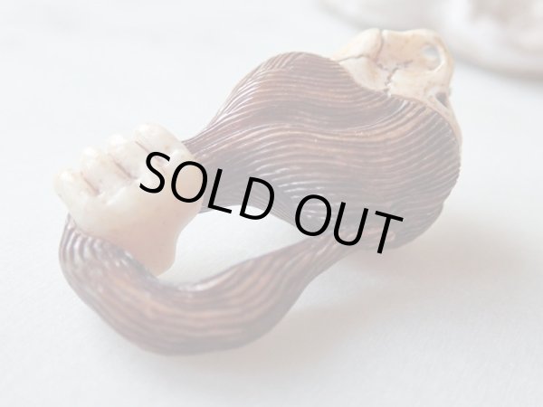 画像10: 【店主コレクション放出品5】髑髏彫刻【女髑髏と幽霊の手】牙製 髑髏作家服部・髑髏根付・提げ物・彫刻・その他髑髏作品 (10)