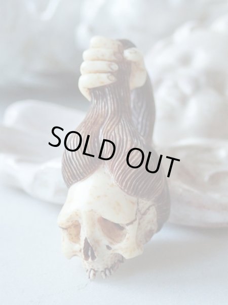 画像2: 【店主コレクション放出品5】髑髏彫刻【女髑髏と幽霊の手】牙製 髑髏作家服部・髑髏根付・提げ物・彫刻・その他髑髏作品 (2)