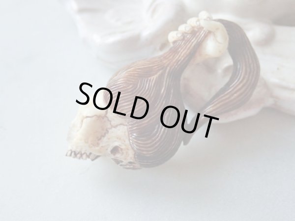 画像3: 【店主コレクション放出品5】髑髏彫刻【女髑髏と幽霊の手】牙製 髑髏作家服部・髑髏根付・提げ物・彫刻・その他髑髏作品 (3)