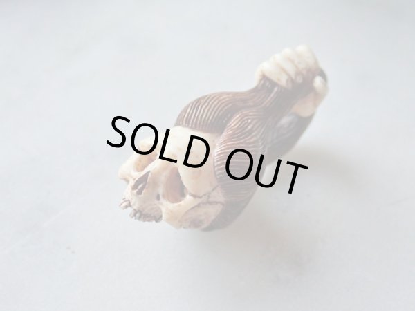 画像6: 【店主コレクション放出品5】髑髏彫刻【女髑髏と幽霊の手】牙製 髑髏作家服部・髑髏根付・提げ物・彫刻・その他髑髏作品 (6)