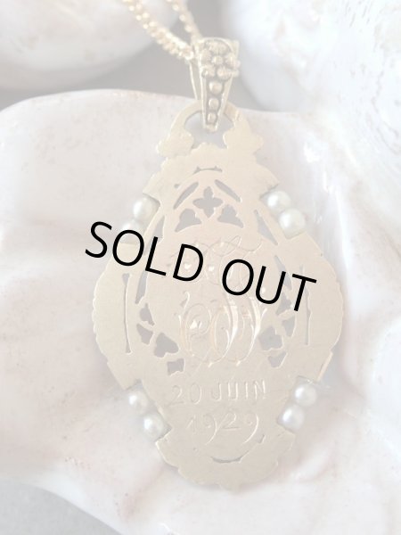 画像4: 【K18イエローゴールドメダイ】【ガーランド花綱模様シードパールと薔薇窓風透かしデザイン】【1929年】【3.2g】フランス・アンティーク＆ヴィンテージメダイ (4)