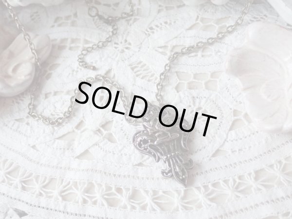 画像2: 【クロード・ド・フランス紋章矢の刺さった白鳥】【フランス王フランソワ1世妃】【百合紋透かし細工ペンダントトップ（加工み）】フランス・アンティーク品 (2)