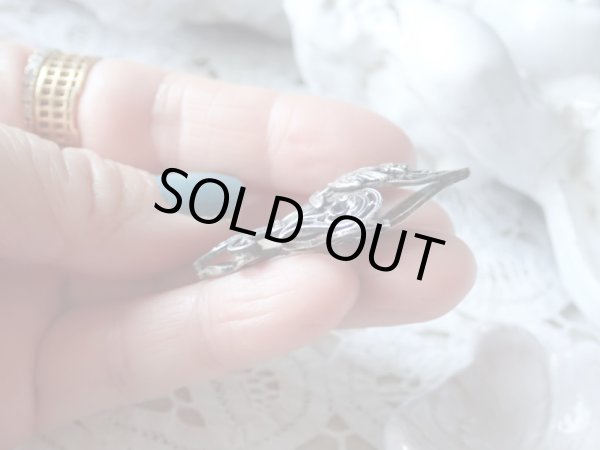 画像14: 【クロード・ド・フランス紋章矢の刺さった白鳥】【フランス王フランソワ1世妃】【百合紋透かし細工ペンダントトップ（加工み）】フランス・アンティーク品 (14)