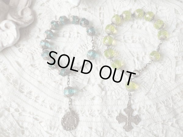 同時掲載のウランガラス珠一連ロザリオブレスレットとの比較