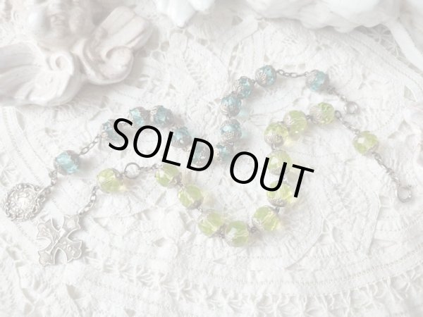 同時掲載のウランガラス珠一連ロザリオブレスレットとの比較