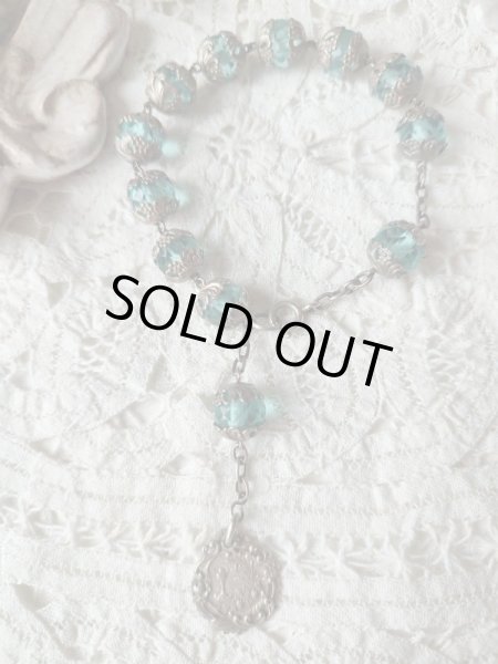 画像2: 【大粒アクアマリン色カットガラス珠の1連ロザリオブレスレット】【1900年代初頭】【総シルバーパーツ＆総花座付珠】フランス・アンティーク＆ヴィンテージロザリオ (2)