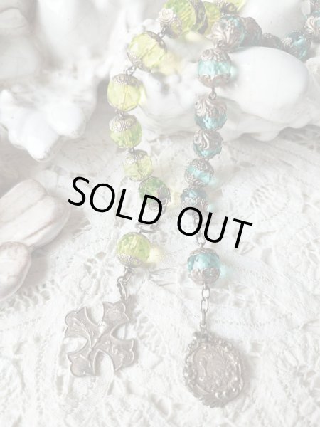 同時掲載のウランガラス珠一連ロザリオブレスレットとの比較