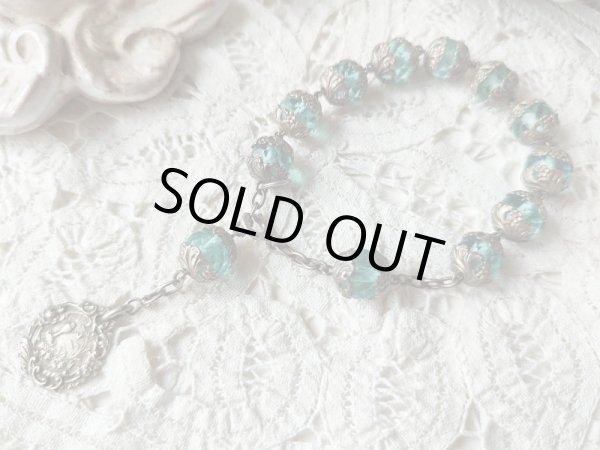 画像4: 【大粒アクアマリン色カットガラス珠の1連ロザリオブレスレット】【1900年代初頭】【総シルバーパーツ＆総花座付珠】フランス・アンティーク＆ヴィンテージロザリオ (4)