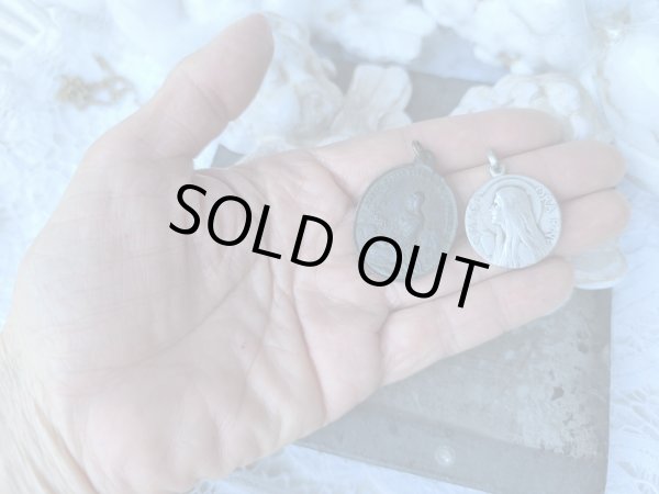 販売中の別のマグダラのマリアメダイとの比較