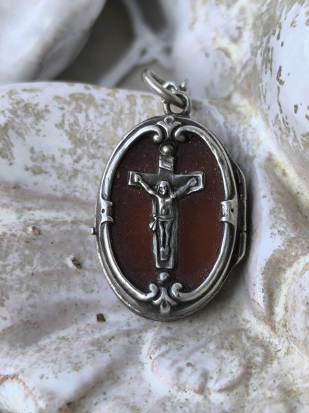 画像7: 【カーネリアン嵌め込みシルバー製ミニルリケール風ロケット】【キリスト磔刑十字架と勝利の聖母】フランス・アンティーク＆ヴィンテージ聖品 (7)