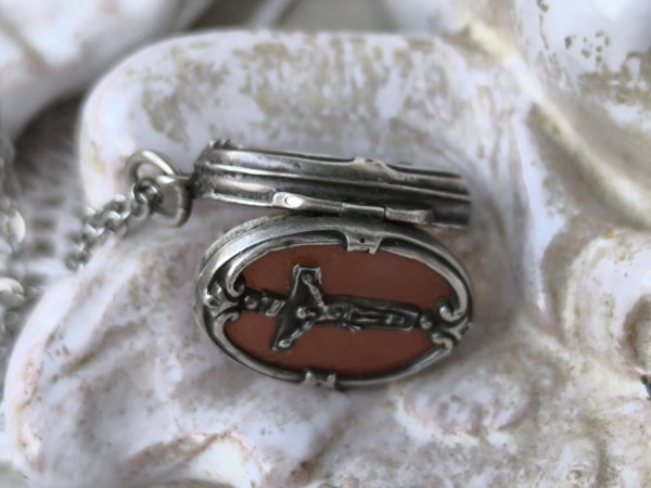 画像18: 【カーネリアン嵌め込みシルバー製ミニルリケール風ロケット】【キリスト磔刑十字架と勝利の聖母】フランス・アンティーク＆ヴィンテージ聖品 (18)