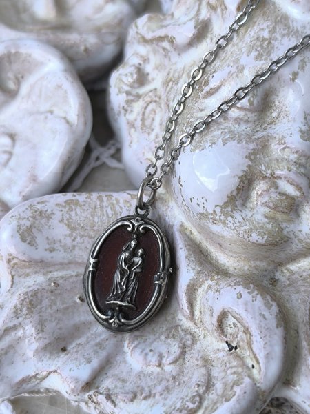 画像2: 【カーネリアン嵌め込みシルバー製ミニルリケール風ロケット】【キリスト磔刑十字架と勝利の聖母】フランス・アンティーク＆ヴィンテージ聖品 (2)