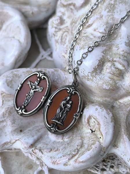 画像15: 【カーネリアン嵌め込みシルバー製ミニルリケール風ロケット】【キリスト磔刑十字架と勝利の聖母】フランス・アンティーク＆ヴィンテージ聖品 (15)