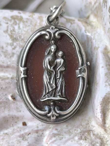 画像9: 【カーネリアン嵌め込みシルバー製ミニルリケール風ロケット】【キリスト磔刑十字架と勝利の聖母】フランス・アンティーク＆ヴィンテージ聖品 (9)