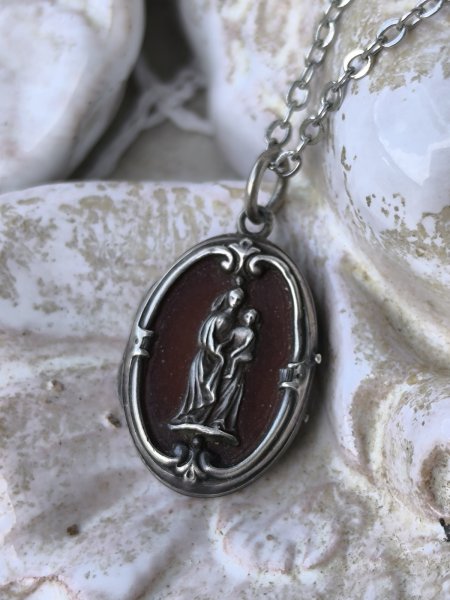 画像4: 【カーネリアン嵌め込みシルバー製ミニルリケール風ロケット】【キリスト磔刑十字架と勝利の聖母】フランス・アンティーク＆ヴィンテージ聖品 (4)