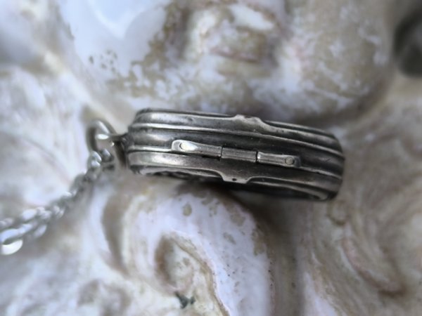 画像20: 【カーネリアン嵌め込みシルバー製ミニルリケール風ロケット】【キリスト磔刑十字架と勝利の聖母】フランス・アンティーク＆ヴィンテージ聖品 (20)