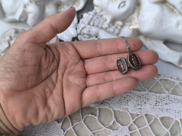 画像24: 【カーネリアン嵌め込みシルバー製ミニルリケール風ロケット】【キリスト磔刑十字架と勝利の聖母】フランス・アンティーク＆ヴィンテージ聖品 (24)