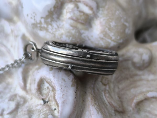 画像19: 【カーネリアン嵌め込みシルバー製ミニルリケール風ロケット】【キリスト磔刑十字架と勝利の聖母】フランス・アンティーク＆ヴィンテージ聖品 (19)